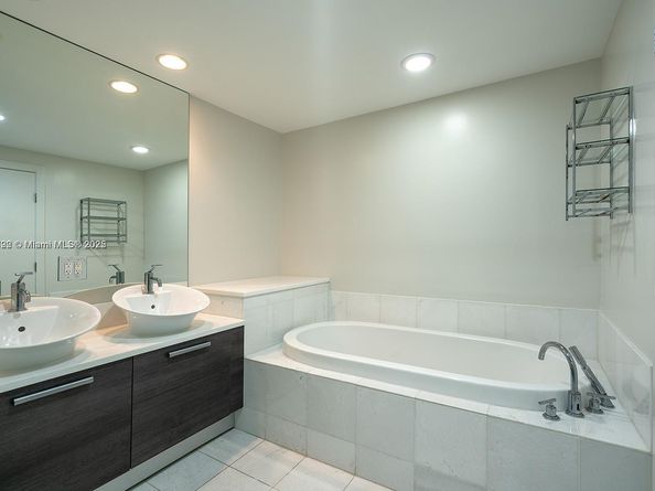 2950 NE 188th St 443, Aventura FL 33180