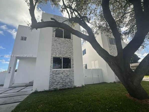 538 NW 17th Ave, Fort Lauderdale FL 33311