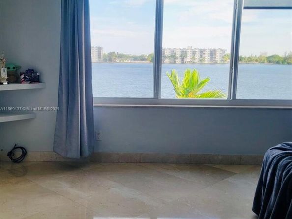 1100 NE 191st St 33, Miami FL 33179