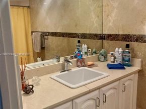 1100 NE 191st St 33, Miami FL 33179