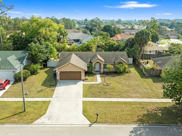 155 Kings Way, Royal Palm Beach FL 33411