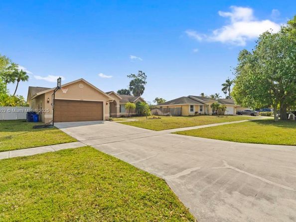 155 Kings Way, Royal Palm Beach FL 33411