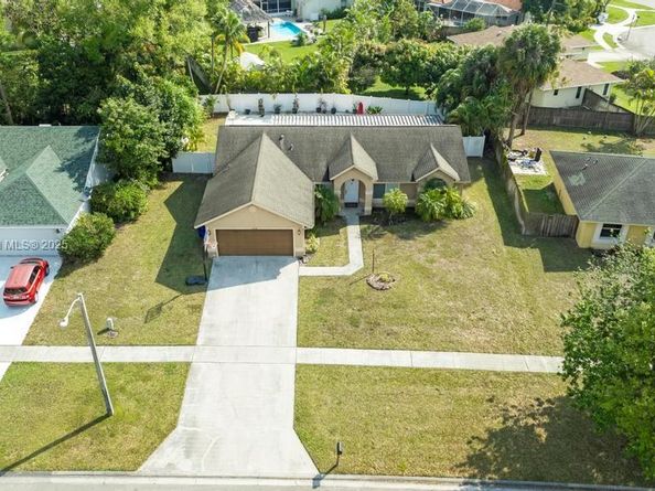 155 Kings Way, Royal Palm Beach FL 33411