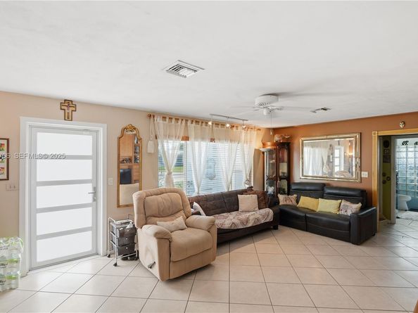 1441 NE 42nd St, Oakland Park FL 33334