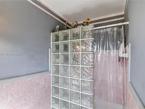 1441 NE 42nd St, Oakland Park FL 33334