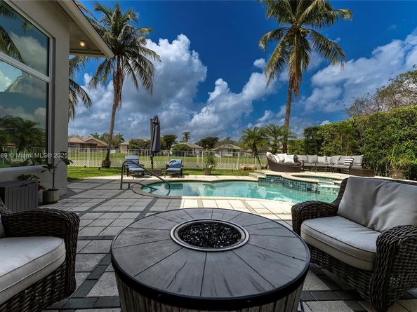 4021 E Lake Estates Dr, Davie FL 33328