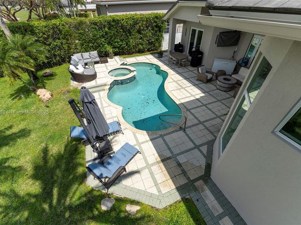 4021 E Lake Estates Dr, Davie FL 33328