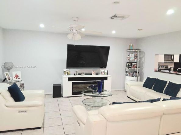 10830 NW 8th St, Pembroke Pines FL 33026