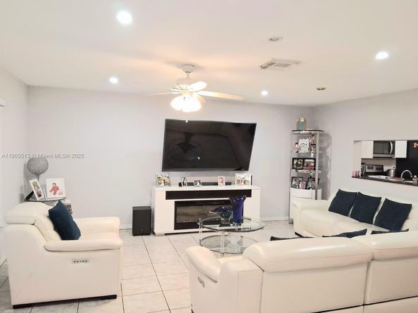 10830 NW 8th St, Pembroke Pines FL 33026