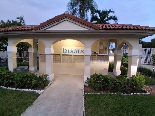 10830 NW 8th St, Pembroke Pines FL 33026