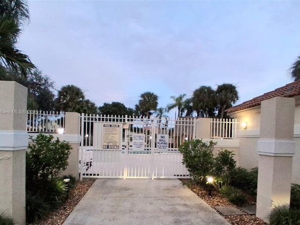 10830 NW 8th St, Pembroke Pines FL 33026