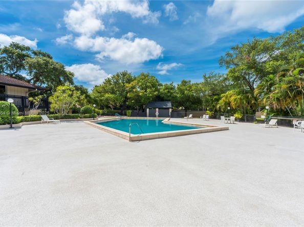 511 Ives Dairy Rd 1046, Miami FL 33179