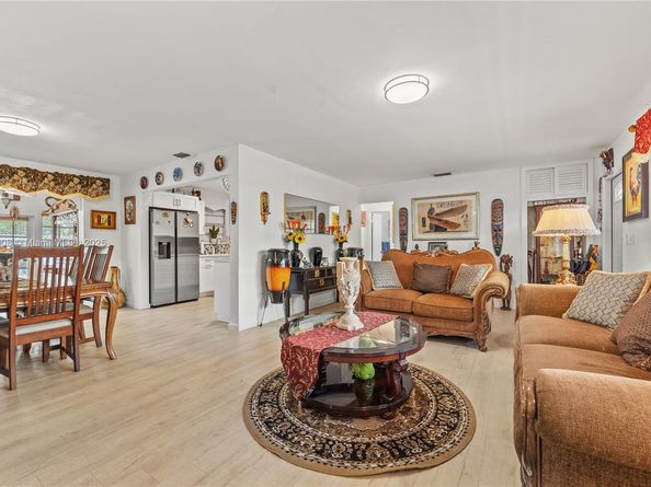 7051 SW 2nd Ct, Pembroke Pines FL 33023