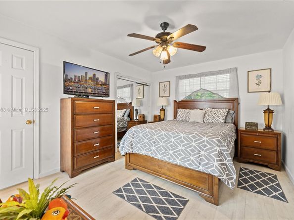 7051 SW 2nd Ct, Pembroke Pines FL 33023