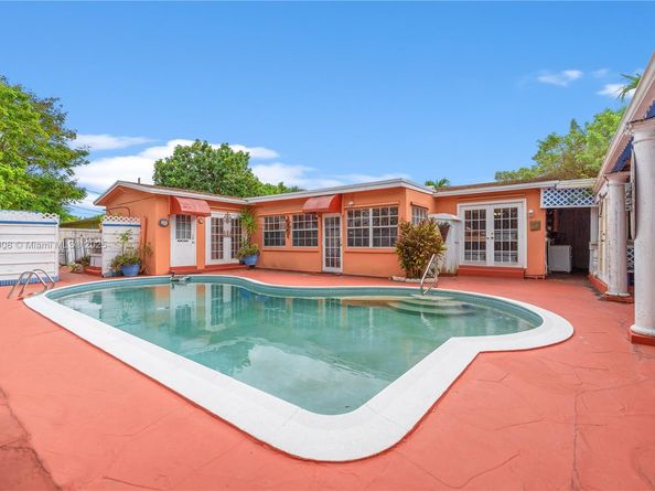 7051 SW 2nd Ct, Pembroke Pines FL 33023