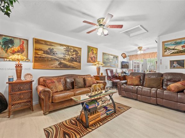 7051 SW 2nd Ct, Pembroke Pines FL 33023