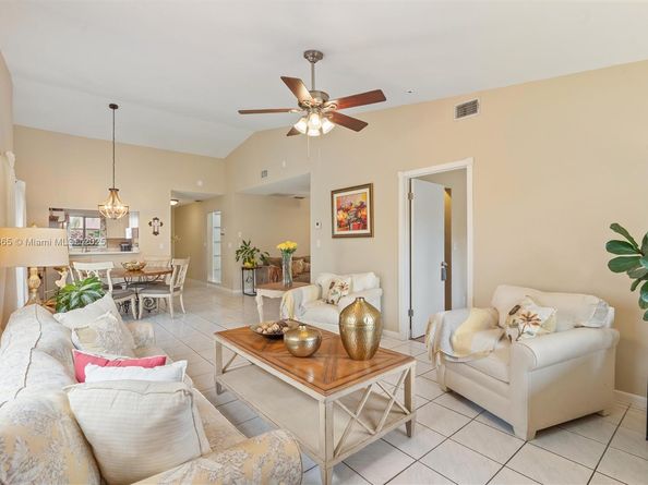 6710 S Parkway Dr 311, Margate FL 33068