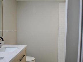 3001 N Oakland Forest Dr 104, Oakland Park FL 33309
