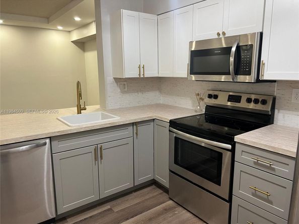 3001 N Oakland Forest Dr 104, Oakland Park FL 33309