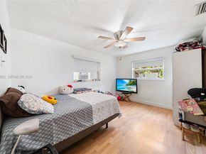 1040 SW 66th Ave, Pembroke Pines FL 33023