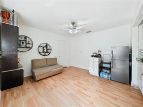 1040 SW 66th Ave, Pembroke Pines FL 33023