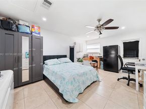 1040 SW 66th Ave, Pembroke Pines FL 33023