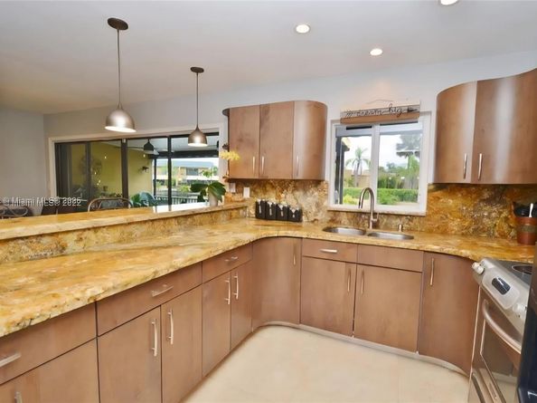 15915 Kingsmoor Way, Miami Lakes FL 33014