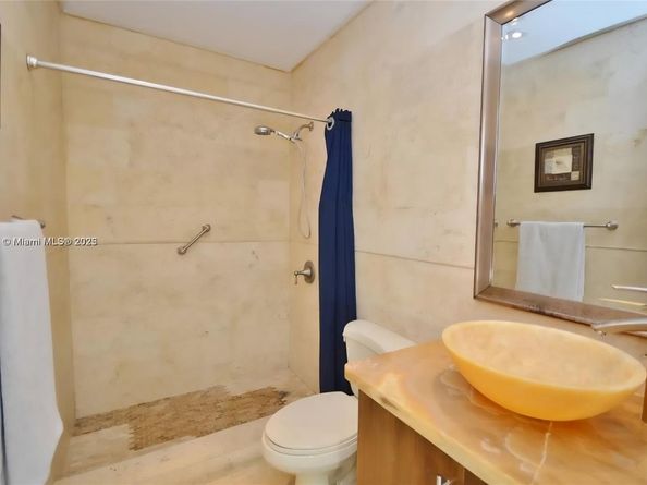 15915 Kingsmoor Way, Miami Lakes FL 33014