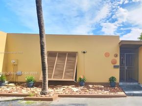 15915 Kingsmoor Way, Miami Lakes FL 33014