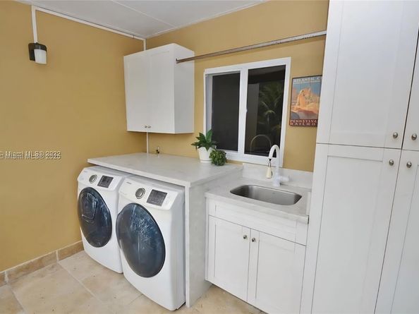 15915 Kingsmoor Way, Miami Lakes FL 33014
