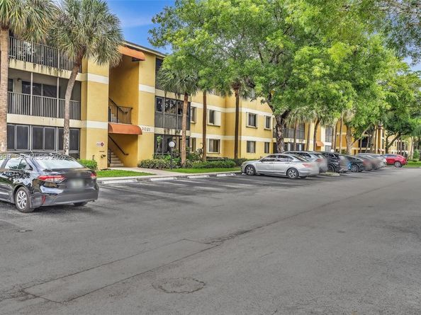 3021 N Oakland Forest Dr 208, Oakland Park FL 33309
