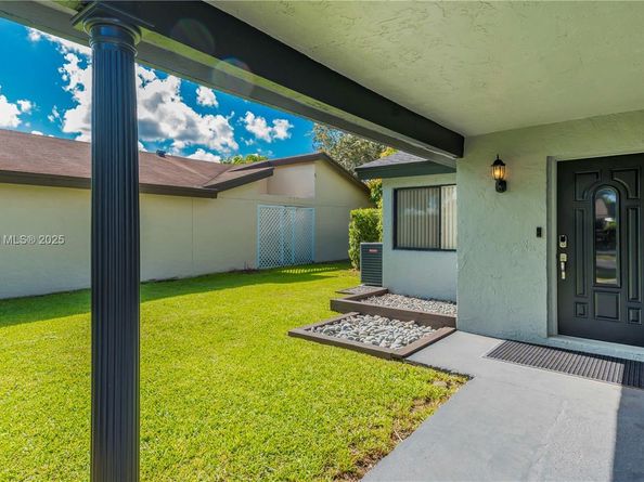 8932 NW 9th Pl, Plantation FL 33324