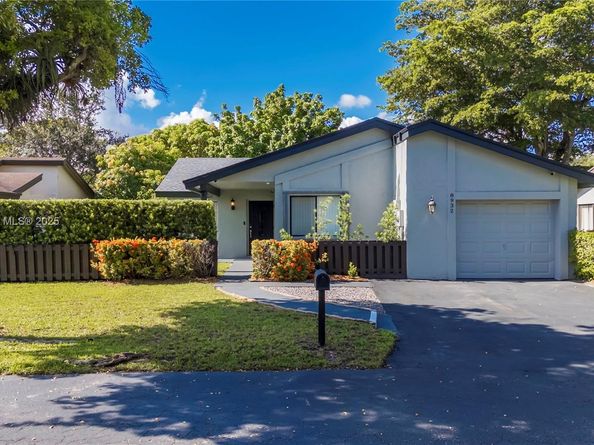 8932 NW 9th Pl, Plantation FL 33324