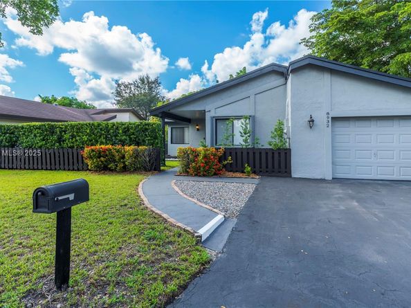 8932 NW 9th Pl, Plantation FL 33324