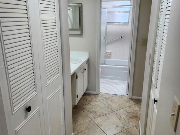 9450 Poinciana Pl 205, Davie FL 33324