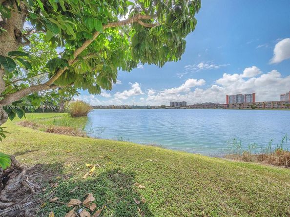 1530 NE 191st St 306, Miami FL 33179