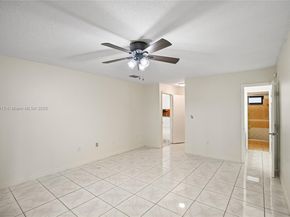 347 Fairway Cir 62, Weston FL 33326