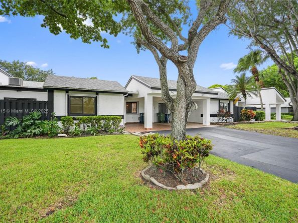 347 Fairway Cir 62, Weston FL 33326