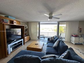 801 Palm Trl 10, Delray Beach FL 33483
