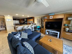 801 Palm Trl 10, Delray Beach FL 33483