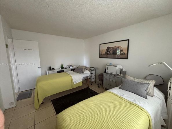 310 Lakeview Dr 201, Weston FL 33326