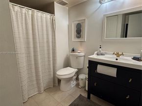 310 Lakeview Dr 201, Weston FL 33326