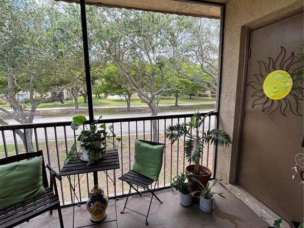 310 Lakeview Dr 201, Weston FL 33326