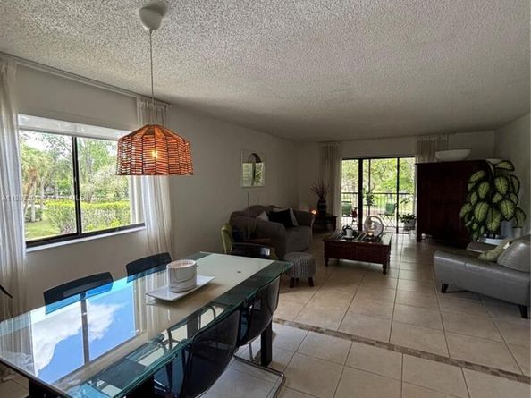 310 Lakeview Dr 201, Weston FL 33326