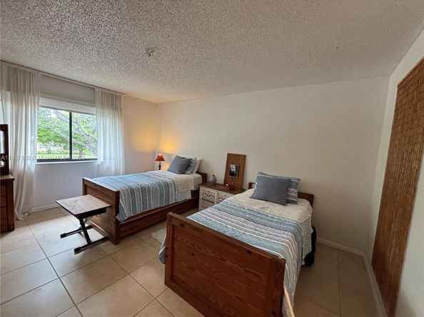 310 Lakeview Dr 201, Weston FL 33326