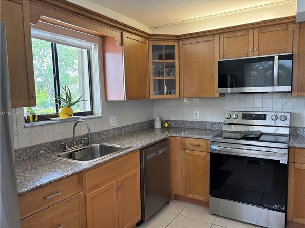 310 Lakeview Dr 201, Weston FL 33326