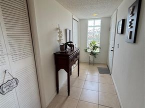 310 Lakeview Dr 201, Weston FL 33326