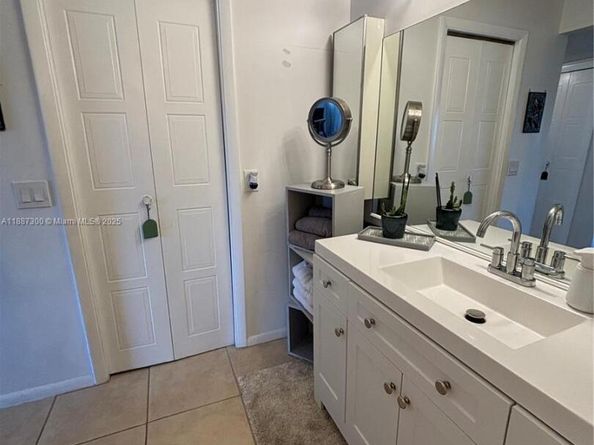 310 Lakeview Dr 201, Weston FL 33326