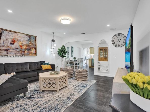 110 SW 5th St, Hallandale Beach FL 33009