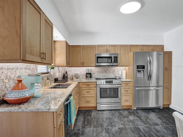 110 SW 5th St, Hallandale Beach FL 33009